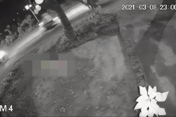 Clip: Va chạm xe máy, xe ben cuốn 3 người vào gầm, bé 8 tuổi tử vong-1