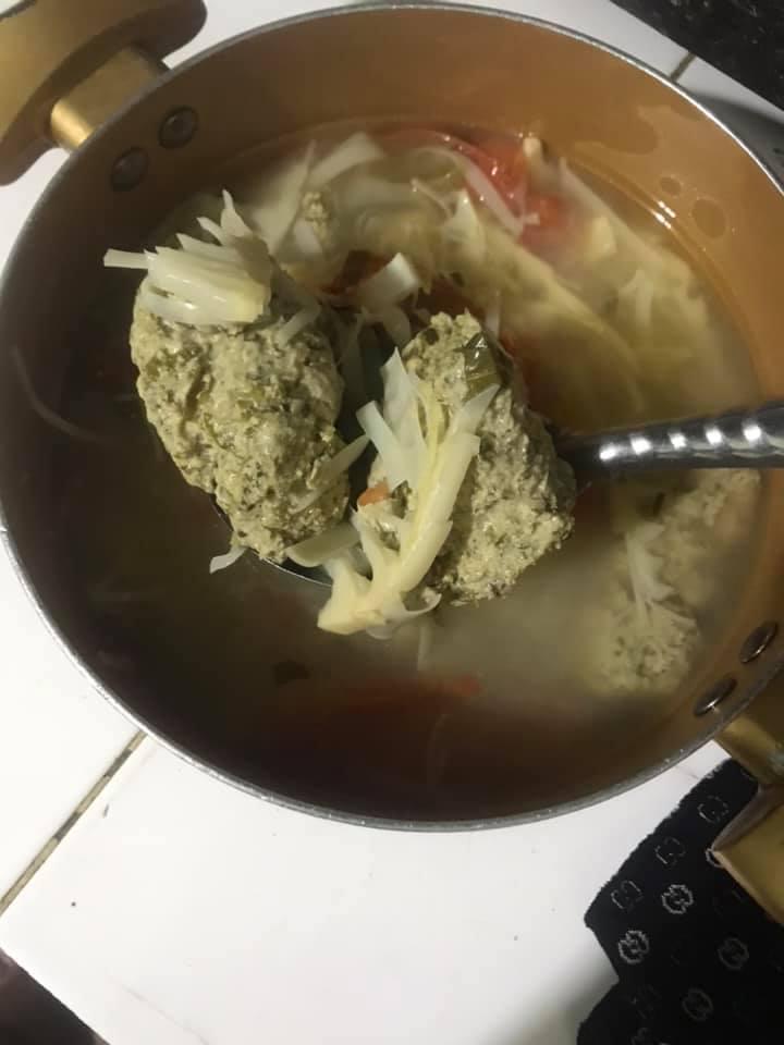 Chồng bảo húp bát canh cho mát, vừa mở nồi vợ hết hồn bỏ chạy-3