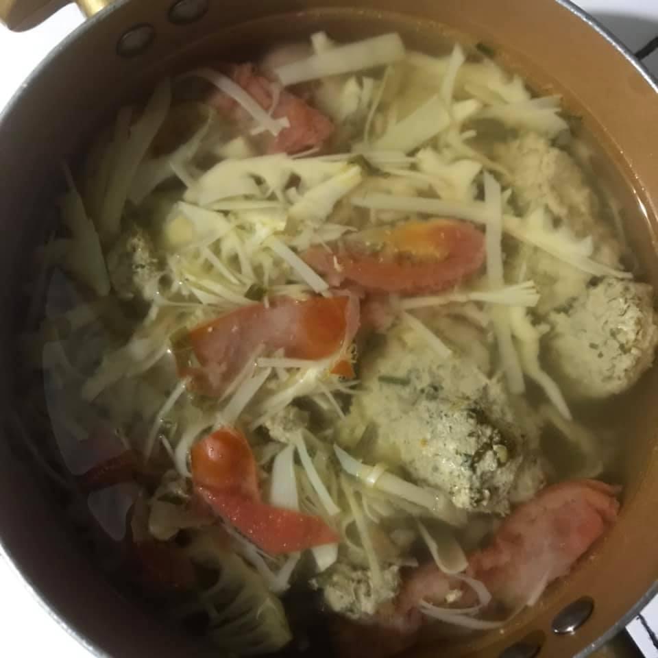 Chồng bảo húp bát canh cho mát, vừa mở nồi vợ hết hồn bỏ chạy-4