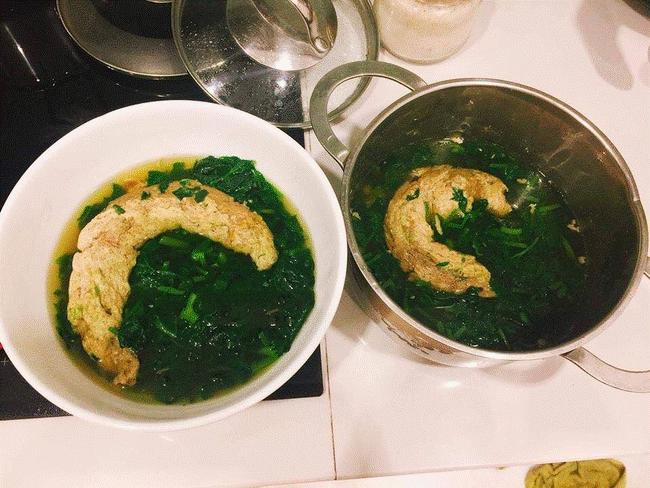 Chồng bảo húp bát canh cho mát, vừa mở nồi vợ hết hồn bỏ chạy-7