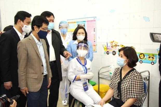 Nữ điều dưỡng tại Hà Nội sốt nhẹ sau khi tiêm vaccine Covid-19-3