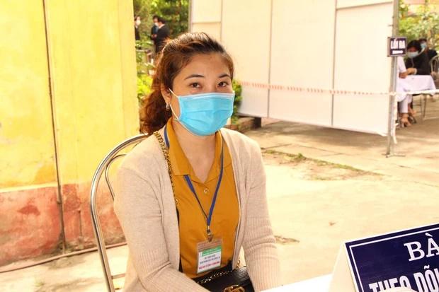 Nữ điều dưỡng tại Hà Nội sốt nhẹ sau khi tiêm vaccine Covid-19-4