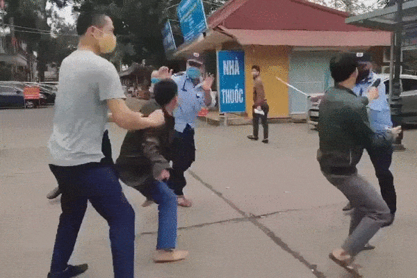 Vì chiếc khẩu trang, nhóm bảo vệ hỗn chiến với người nhà bệnh nhân-1