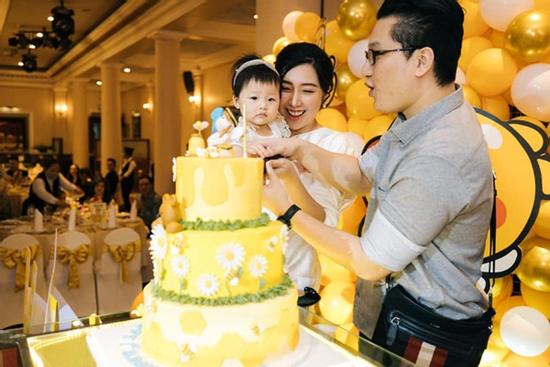 Tiệc sinh nhật 1 tuổi chuẩn rich kid của cháu gái Trấn Thành