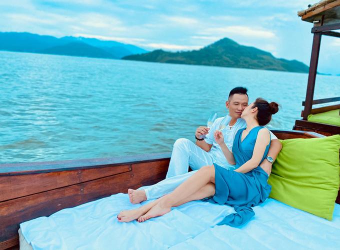 Cùng các con nghỉ dưỡng ở một resort cao cấp ở vịnh Ninh Vân hồi tháng 11/2020, vợ chồng Jennifer Phạm cũng tranh thủ dành cho nhau những khoảnh khắc ngọt ngào.