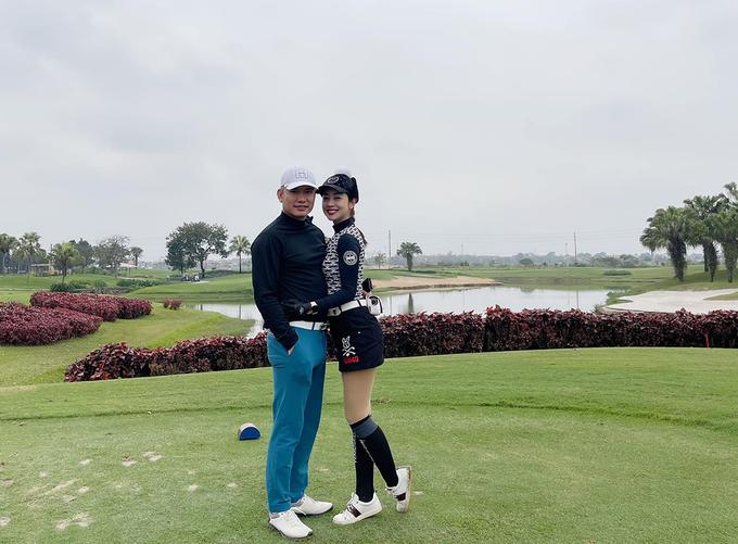 Gần một năm nay, vợ chồng Jennifer Phạm có chung sở thích chơi golf. Cả hai cùng nhau tập luyện, thi đấu ở nhiều nơi và luôn tình tứ mỗi lần xuất hiện chung.