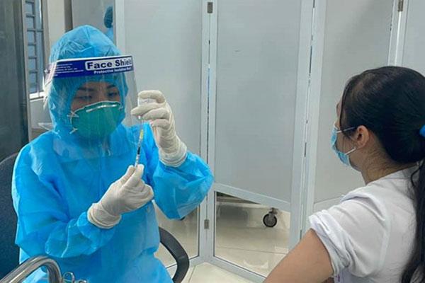 Việt Nam ghi nhận 2 trường hợp bị sốc phản vệ sau tiêm vắc xin COVID-19-1