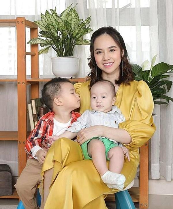 Đinh Ngọc Diệp hạnh phúc bên 2 quý tử.
