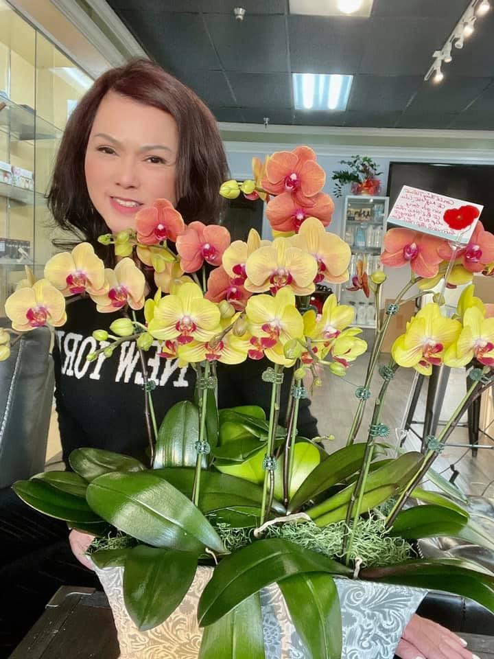 Bà xã cố nghệ sĩ Chí Tài nhận quà 8/3 muộn mà vẫn vui-1