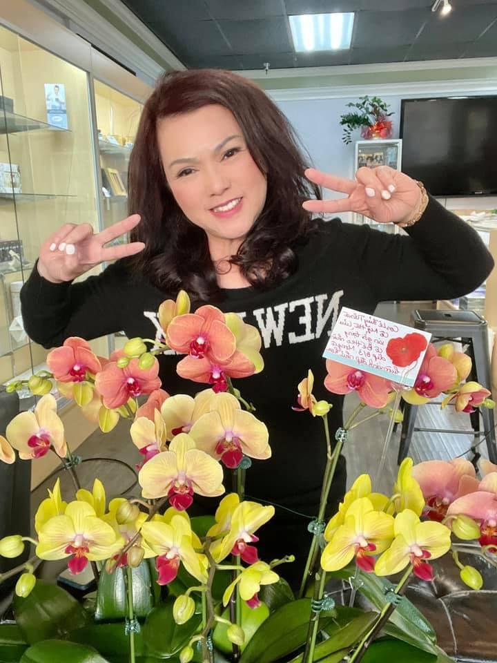 Bà xã cố nghệ sĩ Chí Tài nhận quà 8/3 muộn mà vẫn vui-4