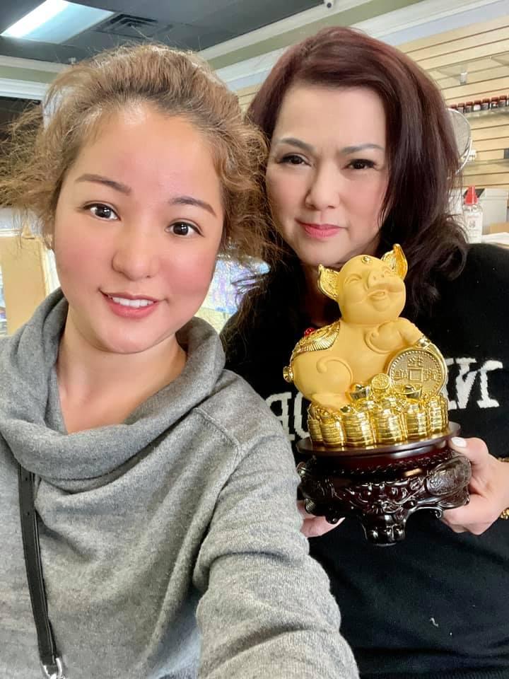 Bà xã cố nghệ sĩ Chí Tài nhận quà 8/3 muộn mà vẫn vui-3