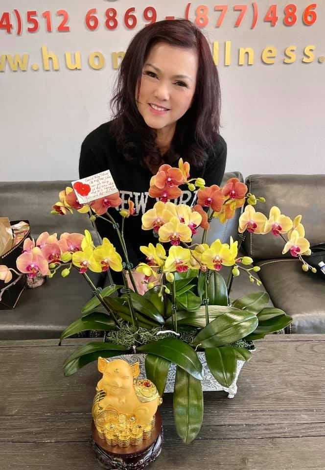 Bà xã cố nghệ sĩ Chí Tài nhận quà 8/3 muộn mà vẫn vui-2