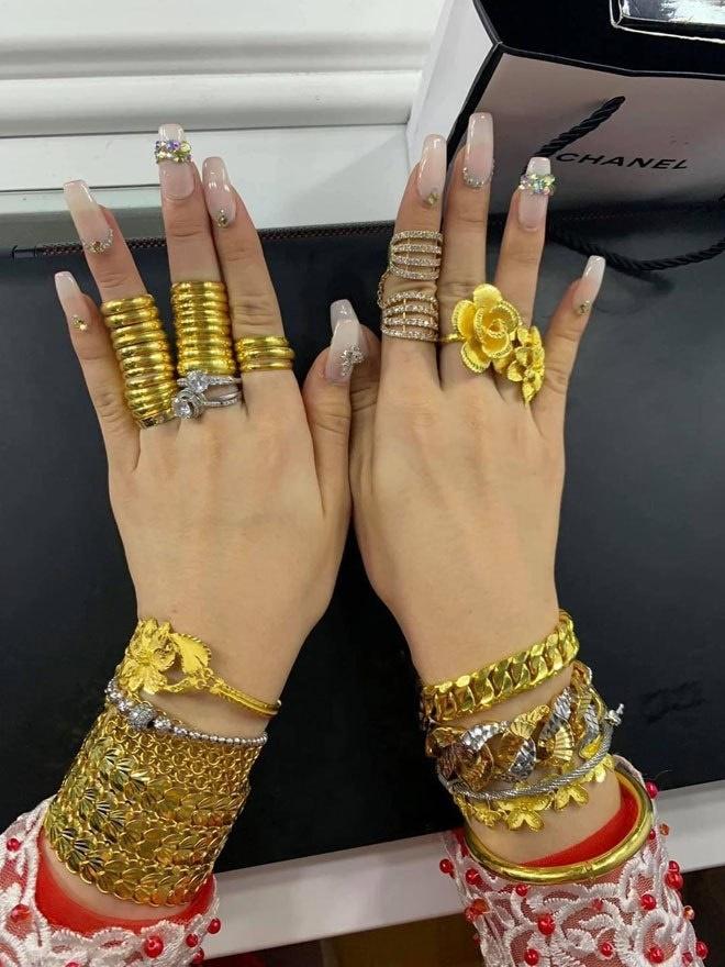 Cô dâu Cà Mau đeo vàng trĩu người, gia thế thật còn choáng hơn-2