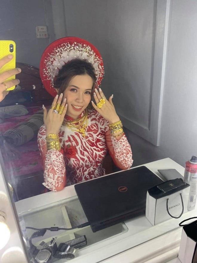 Cô dâu Cà Mau đeo vàng trĩu người, gia thế thật còn choáng hơn-1