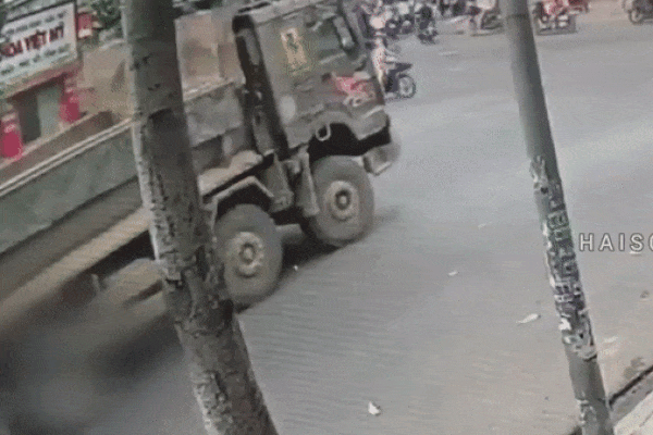 Clip: Khoảnh khắc container bốc cháy dữ dội trên quốc lộ, tài xế nhanh chân đạp cửa thoát thân-2