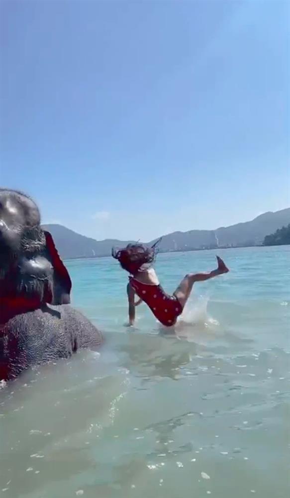 Thích sống ảo, ngồi lên đầu voi chụp ảnh, cô gái nhận cái kết ê chề-5