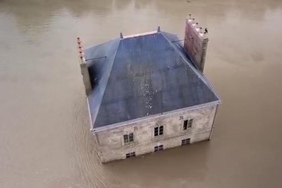 Tác phẩm nghệ thuật khổng lồ đặt giữa lòng sông ở Pháp