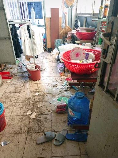 Phòng trọ kinh hoàng của 4 nữ sinh: Sàn bẩn thỉu, rác nhét 3 bao chưa hết-1