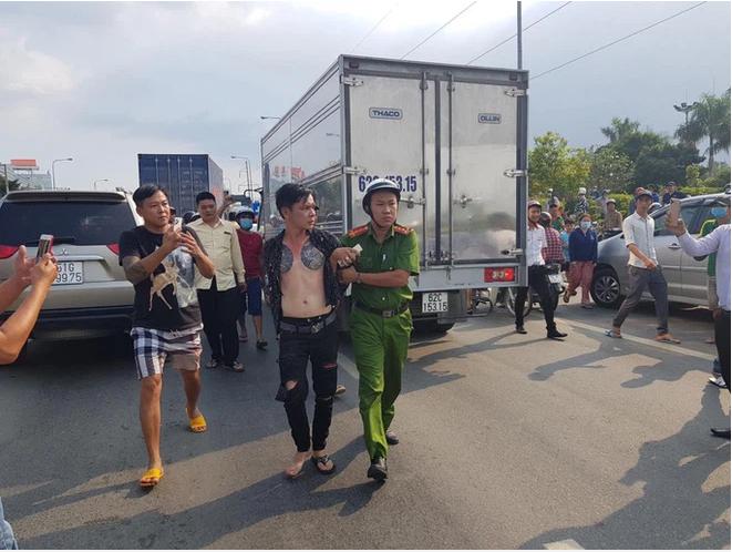 Thanh niên nghi ngáo đá, lái xe lạng lách, cầm dao thách thức CSGT-3