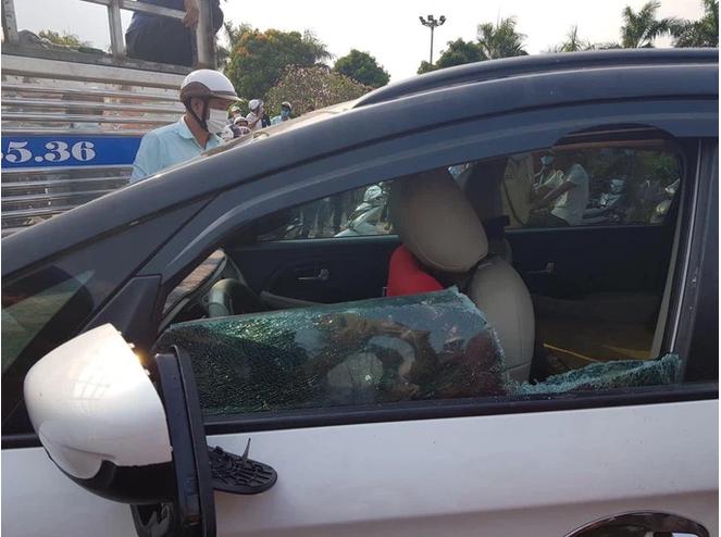 Thanh niên nghi ngáo đá, lái xe lạng lách, cầm dao thách thức CSGT-2