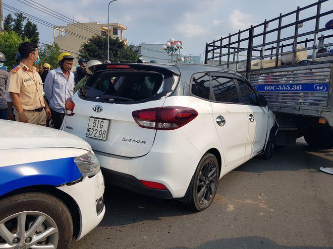 Thanh niên nghi ngáo đá, lái xe lạng lách, cầm dao thách thức CSGT-1