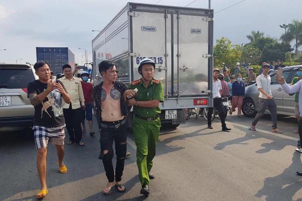 Clip: Bị nước bắn vào người, thanh niên chặn ô tô, cắn đứt đôi dây an toàn xe-2