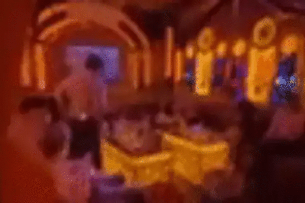 Chị chồng lái Mercedes đi đánh ghen hộ em dâu, tát lật mặt em trai