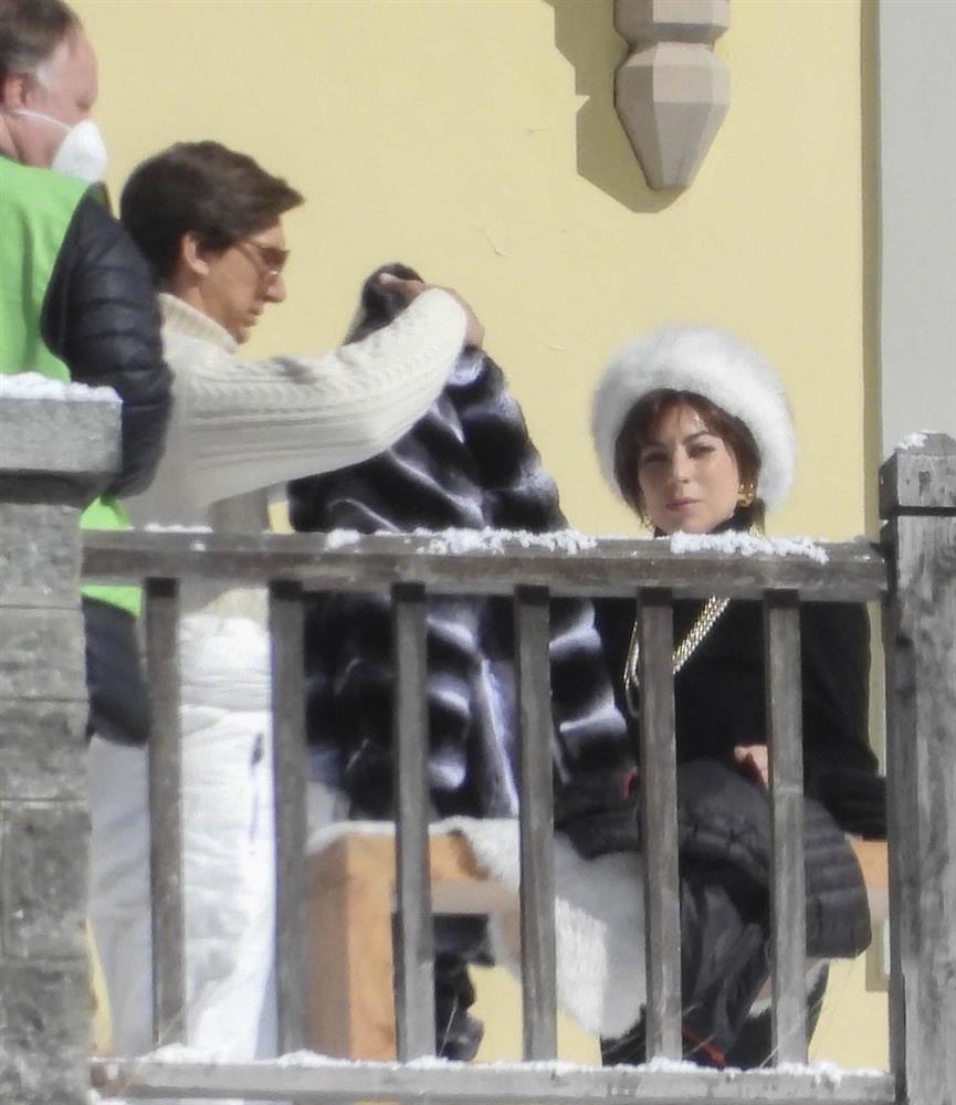 Lady Gaga trong phim mới trông giống y hệt Phi Nhung-3