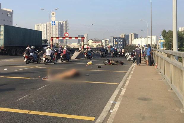 Cô gái chết lặng ôm thi thể cha bị container cán tử vong trên đường về quê-1