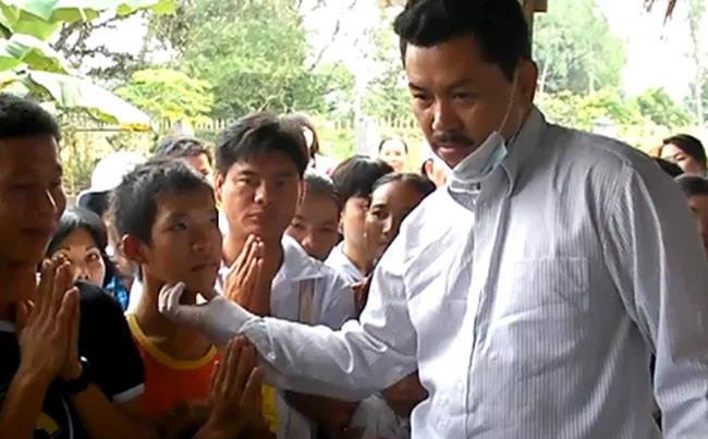 Thần y Võ Hoàng Yên chữa câm bằng cách kéo lưỡi, bệnh nhân sưng họng cả tuần-3