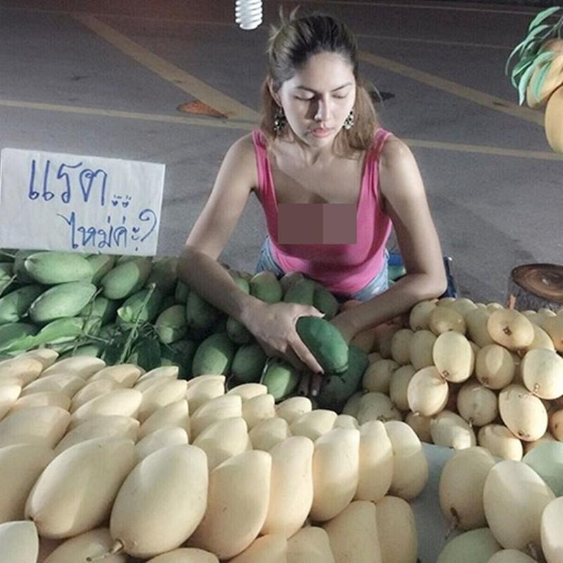 Cô gái bán xoài Thái Lan gây chú ý vì mặc trang phục mát mẻ bán hàng.