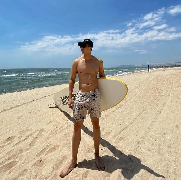 Lệ Quyên đọ body nóng bỏng bên tình trẻ Lâm Bảo Châu-4