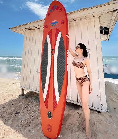 Lệ Quyên đọ body nóng bỏng bên tình trẻ Lâm Bảo Châu-7