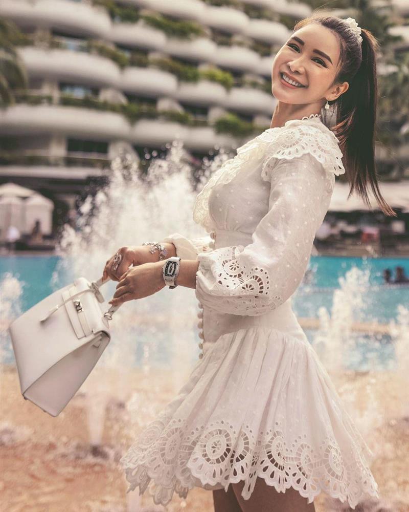 Mẹ U50 chiếm spotlight khắp cõi mạng vì bị nhầm là người yêu con trai-2