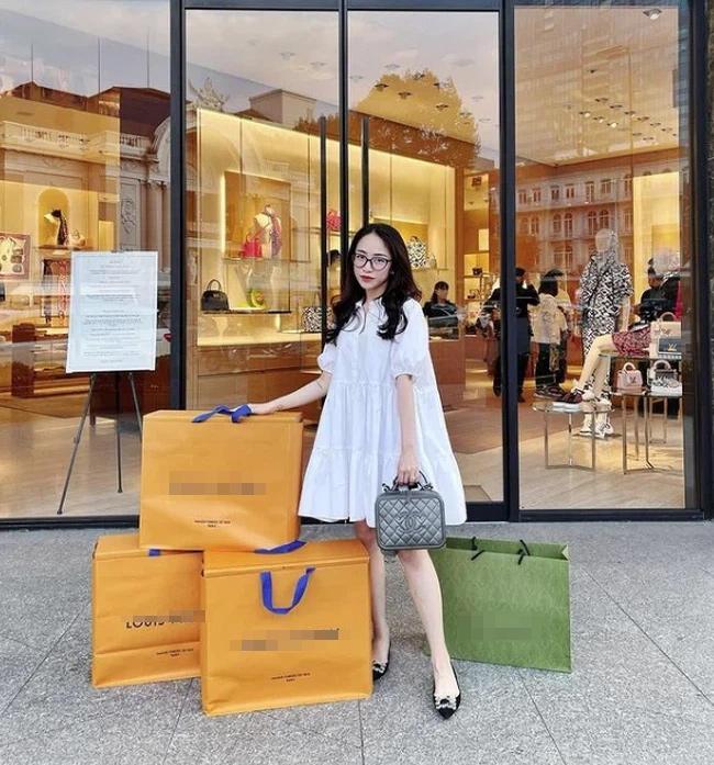 Con gái Minh Nhựa sắm giày hiệu nhưng phải đủ các màu-2