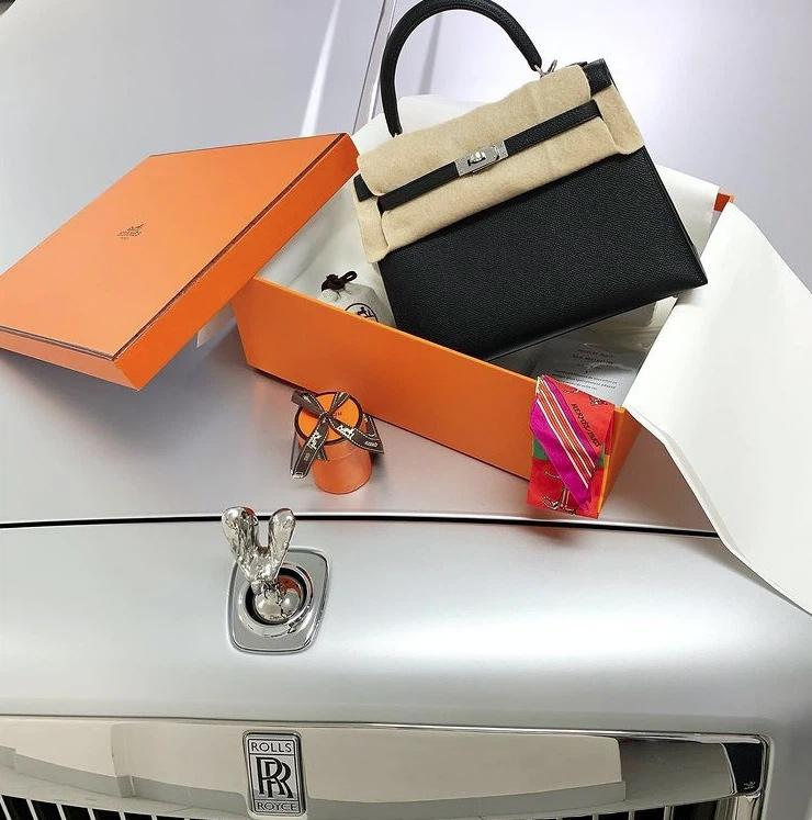 Con gái Minh Nhựa sắm giày hiệu nhưng phải đủ các màu-9