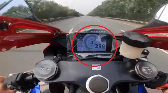 Clip: Quái xế phóng mô tô tốc độ bàn thờ 299km/h-2