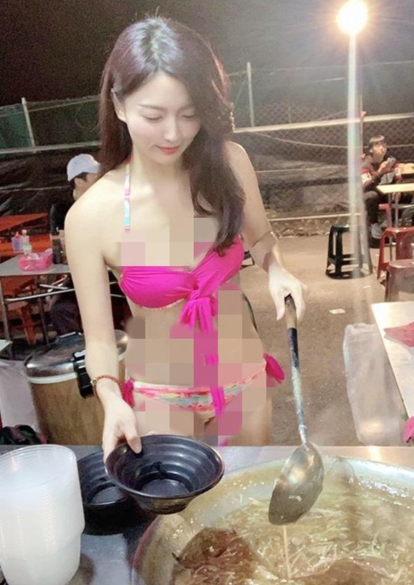 Nhân viên cắt tóc hở trên xẻ dưới, hành động với khách mới sốc-8