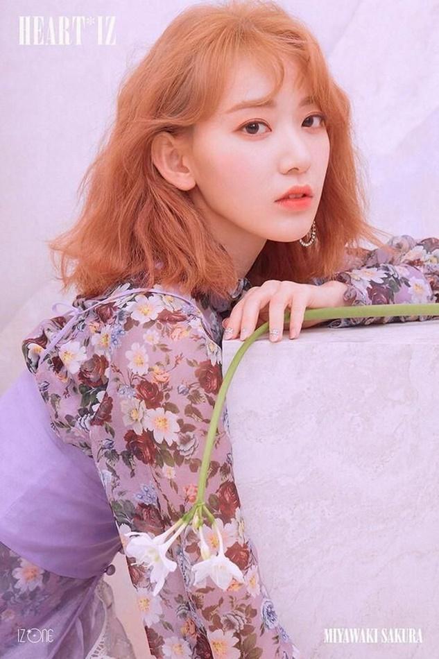 Trang tin Hankyung cho biết Sakura ký hợp đồng với Big Hit Entertainment sau khi IZ*ONE tan rã. Hiện cả hai bên đều chưa lên tiếng xác nhận tin đồn này.