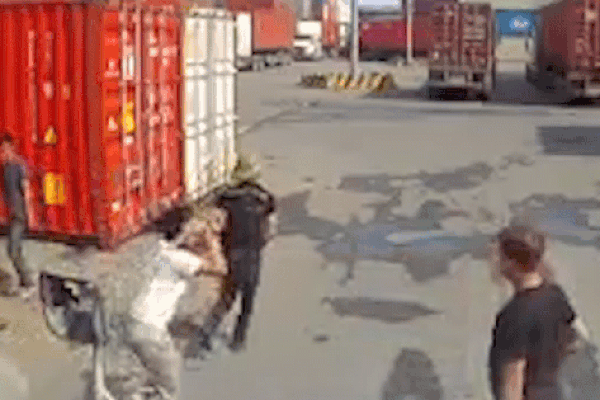 Clip: Thèm chua, 3 thanh niên cuỗm rổ xoài ven đường-3