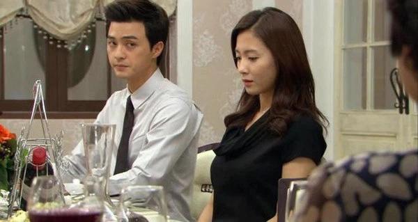 Chồng đi làm về than vãn mệt mỏi, tôi vừa bưng cốc nước ra an ủi thì mẹ anh đã móc mỉa-1