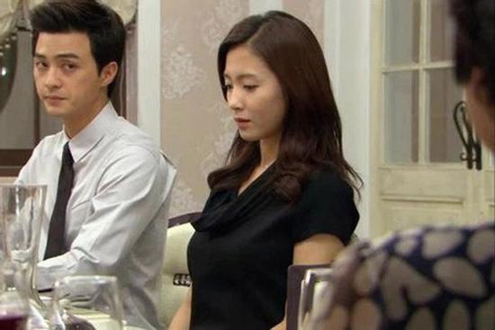 Chồng đi làm về than vãn mệt mỏi, tôi vừa bưng cốc nước ra an ủi thì mẹ anh đã móc mỉa