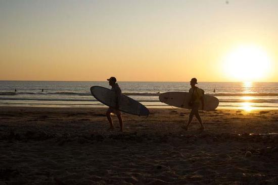 Lướt ván trên cồn cát vào lúc hoàng hôn ở Chile