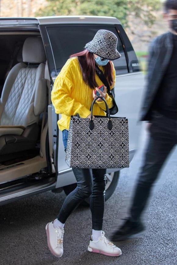 Trương Bá Chi lấy túi hiệu che bụng giữa tin đồn tái hôn Tạ Đình Phong-1