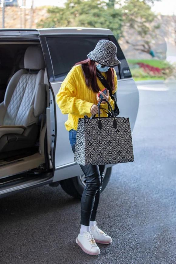 Trương Bá Chi lấy túi hiệu che bụng giữa tin đồn tái hôn Tạ Đình Phong-3