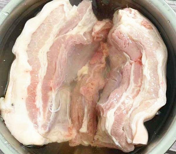 Luộc thịt lợn, 3 thứ không nên cho vào, nhiều người làm sai bảo sao thịt mất ngon-2