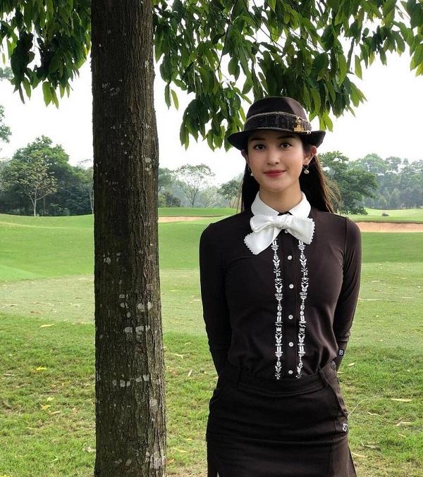 Huyền My quê độ vì mặc... váy ngược đi chơi golf-6