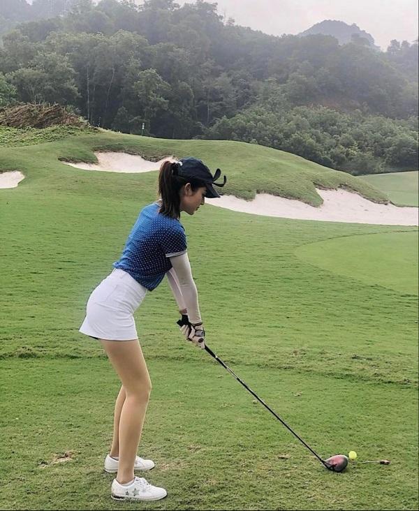 Huyền My quê độ vì mặc... váy ngược đi chơi golf-9