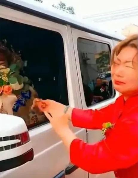 Dâu cũ đi lấy chồng, mẹ chồng khóc nức nở trao tiền tỷ làm hồi môn-3