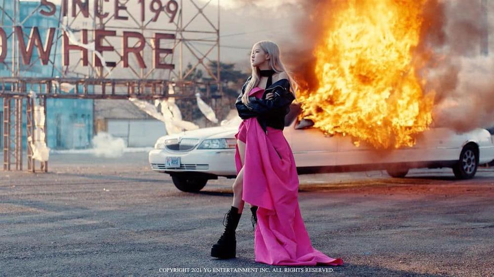 Bóc giá hàng hiệu BLACKPINK Rosé mặc trong MV On The Ground-1
